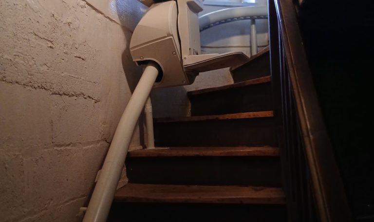 Installation monte-escalier dans une tourelle de Saint-Malo